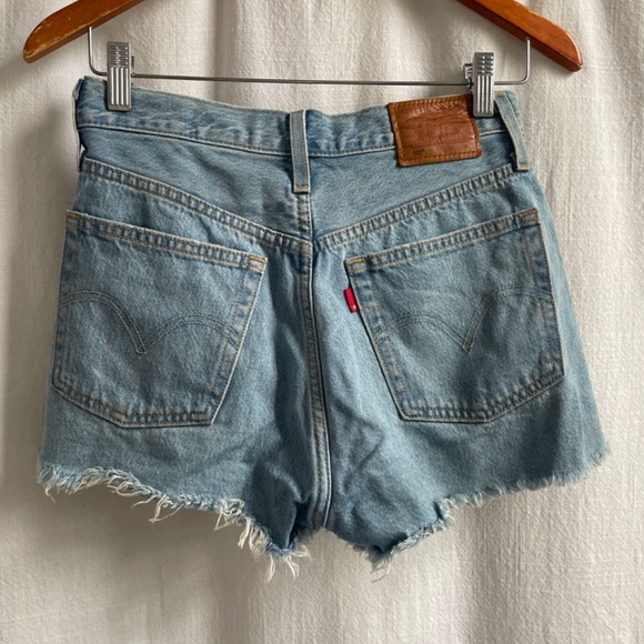 Levi’s 501® ORIGINAL HIGH RISE WOMEN'S SHORTS - Picture 3 of 3